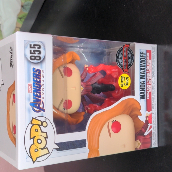 Funko Pop avengers Wanda maximoff glow in the dark